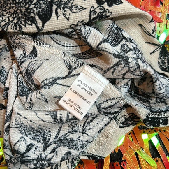 Naïf Flowy Foral Pattern Blouse - Picture 8 of 8